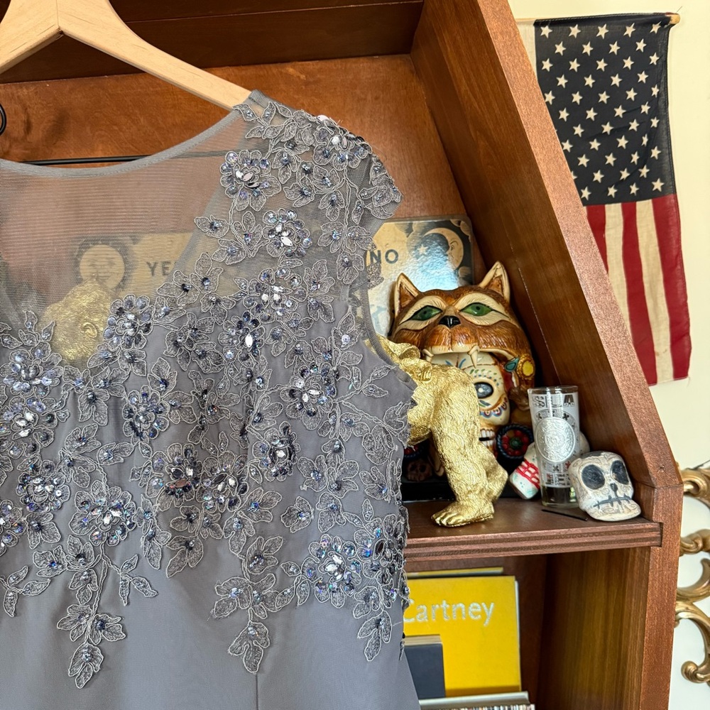 Serena London - Elegant Gray Floral Lace Dress - size 16